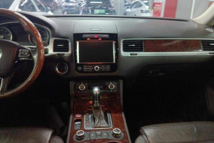 Used Volkswagen Touareg 2011 3.0 TSI Luxury Edition Audio And AC Panel