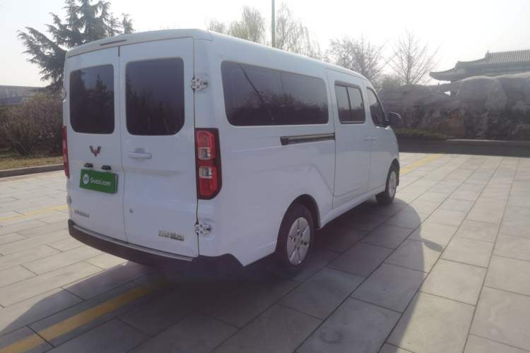 Used Wuling Yangguang 2024 300KM Comfort Version Passenger Van 75kW