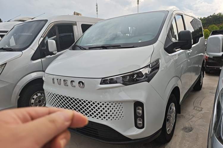 Used Iveco Fidato 2023 C30 Passenger Van 2.0T 93kW Manual Transmission Xingtu Edition Low Roof