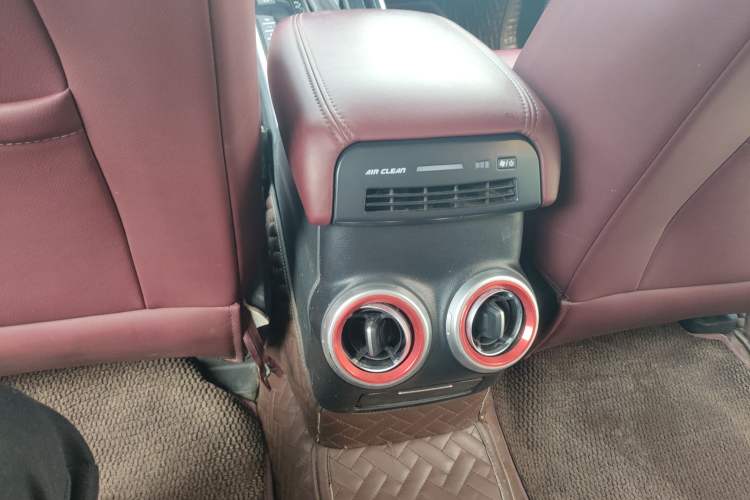 Used Wey VV7 2017 2.0T Flagship Model Interior 4