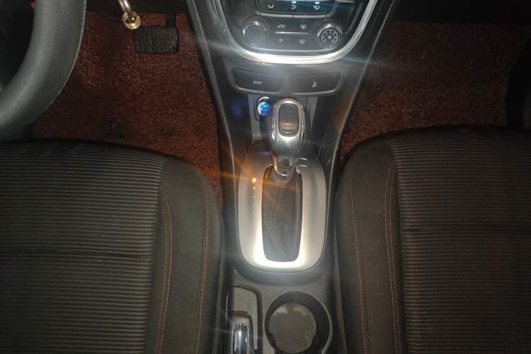 Used Buick Encore 2015 1.4T Automatic Two-Wheel Drive Urban Elite Version Interior 6