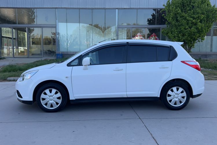 Used Venucia R50 2015 1.6L Manual Fashion Edition
