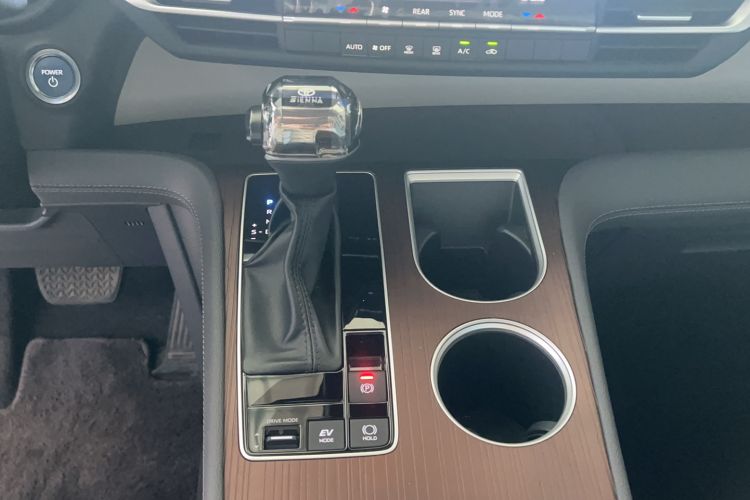 Used Toyota SIENNA 2024 2.5L Hybrid Comfort Edition Gear Lever