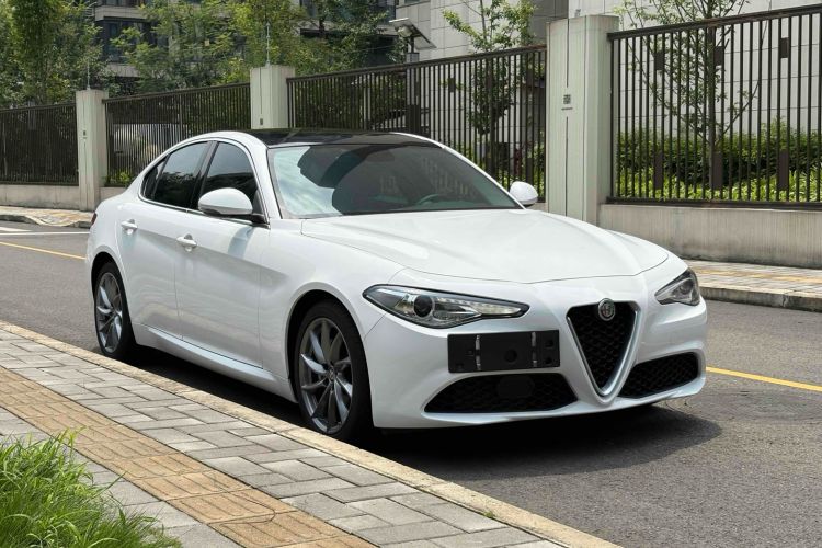 Used Alfa Romeo Giulia 2017 2.0T 200HP Luxury Edition
