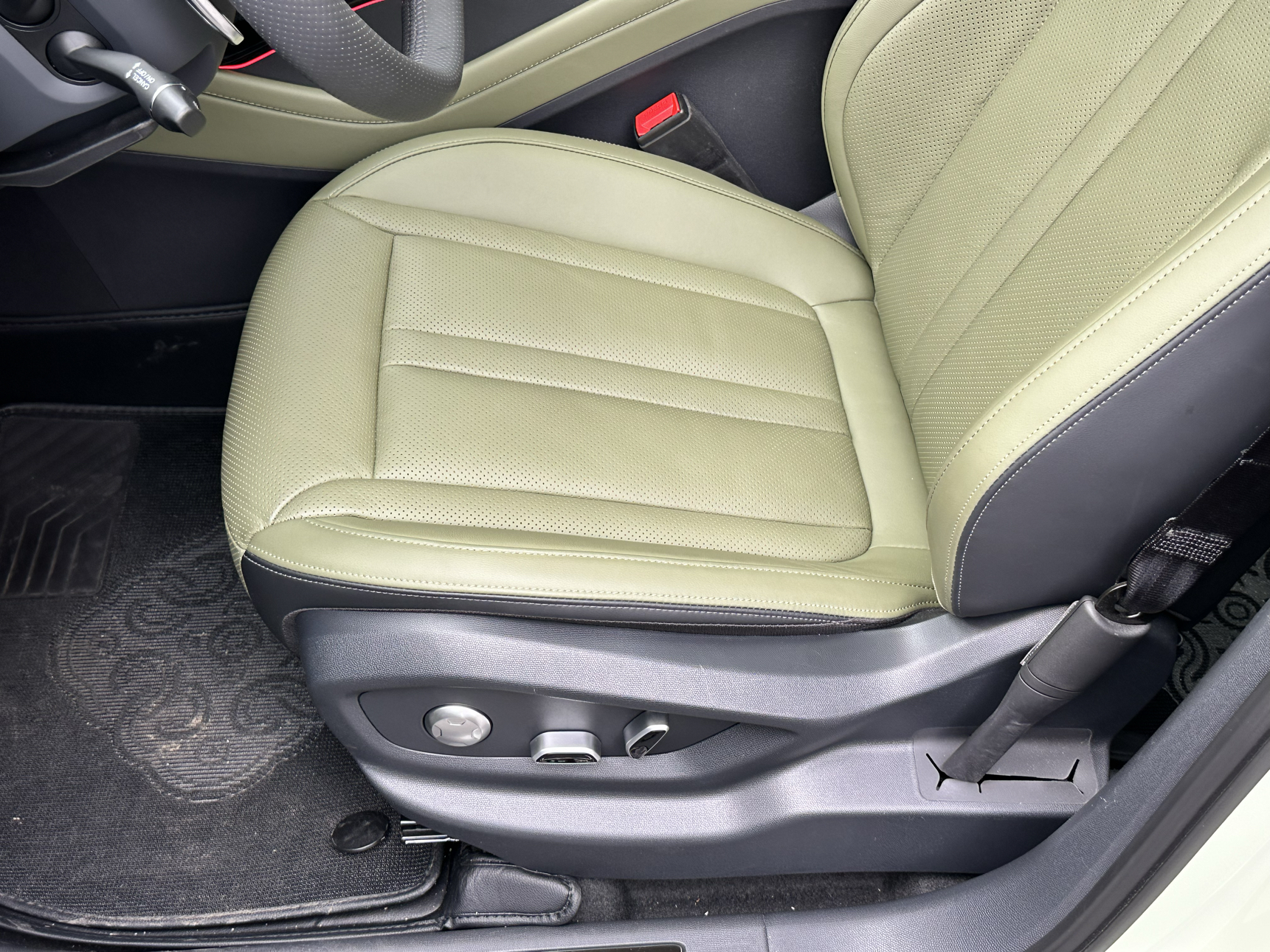 Переднее сиденье в автомобиле