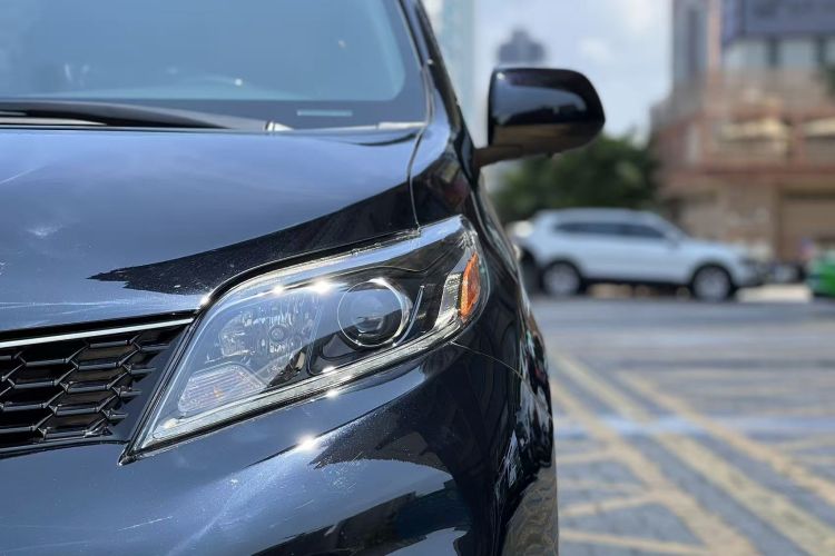 Used Toyota Sienna 2018 3.5L Two-Wheel Drive SE U.S. Specification
