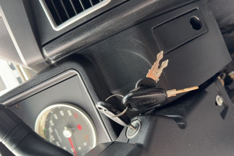 Used Iveco Daily 2017 2.8T V35 Box Truck 3 Seats 43S5
