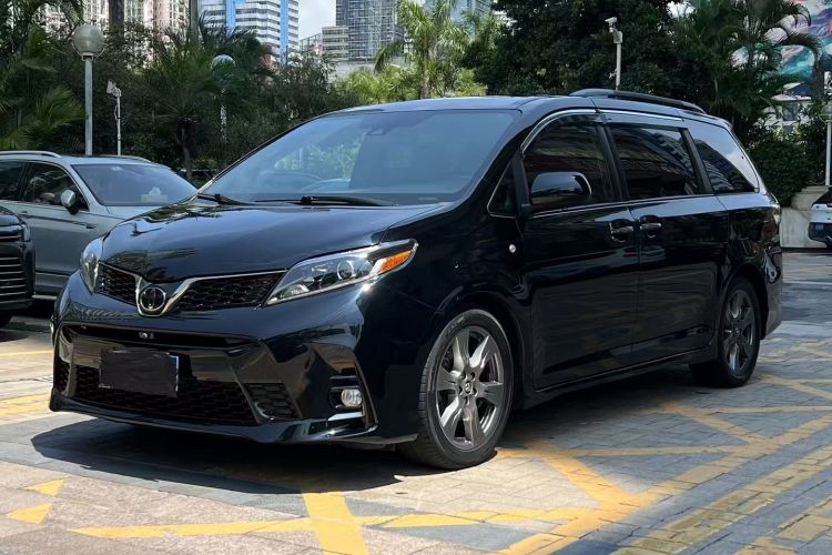 Used Toyota Sienna 2018 3.5L Two-Wheel Drive SE U.S. Specification