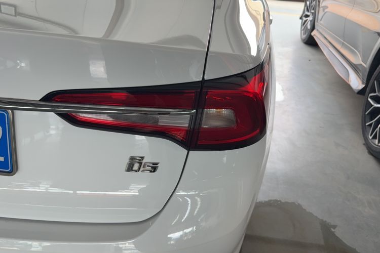 Used Roewe i5 2019 1.5L Manual 4G Connected Langyue Edition Right Rear Taillight
