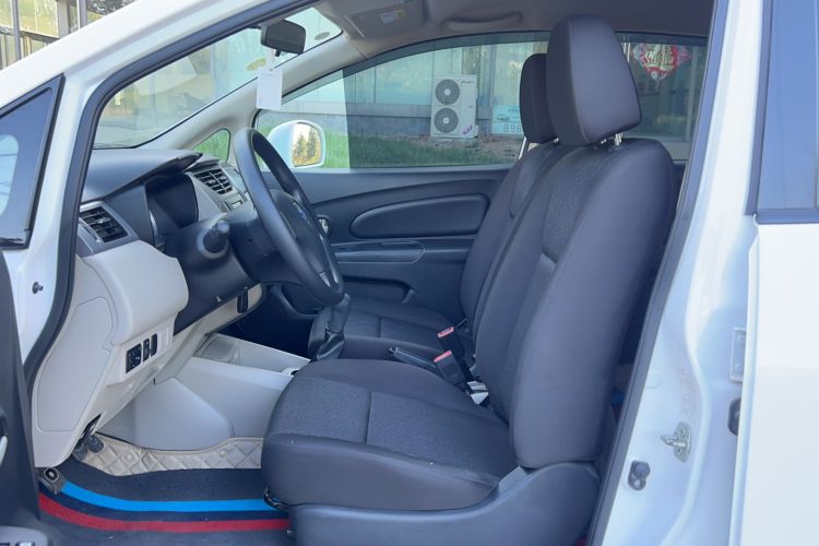 Used Venucia R50 2015 1.6L Manual Fashion Edition
