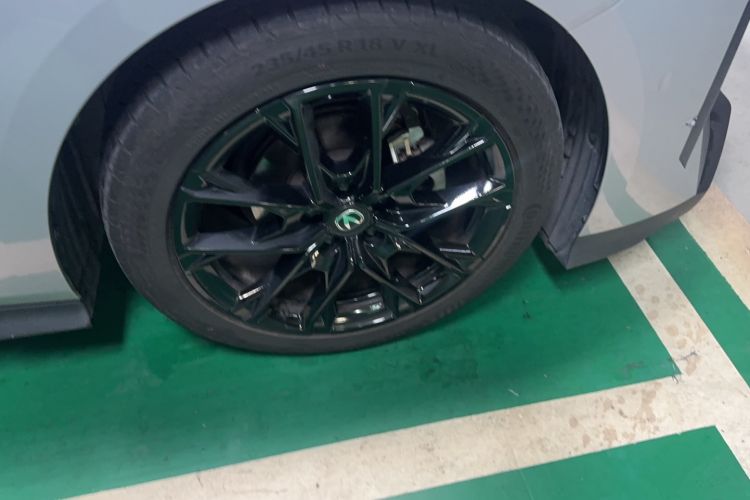 Used CHANGAN UNI-V 2024 1.5T Smart Navigation Version Left Front Wheel Hub