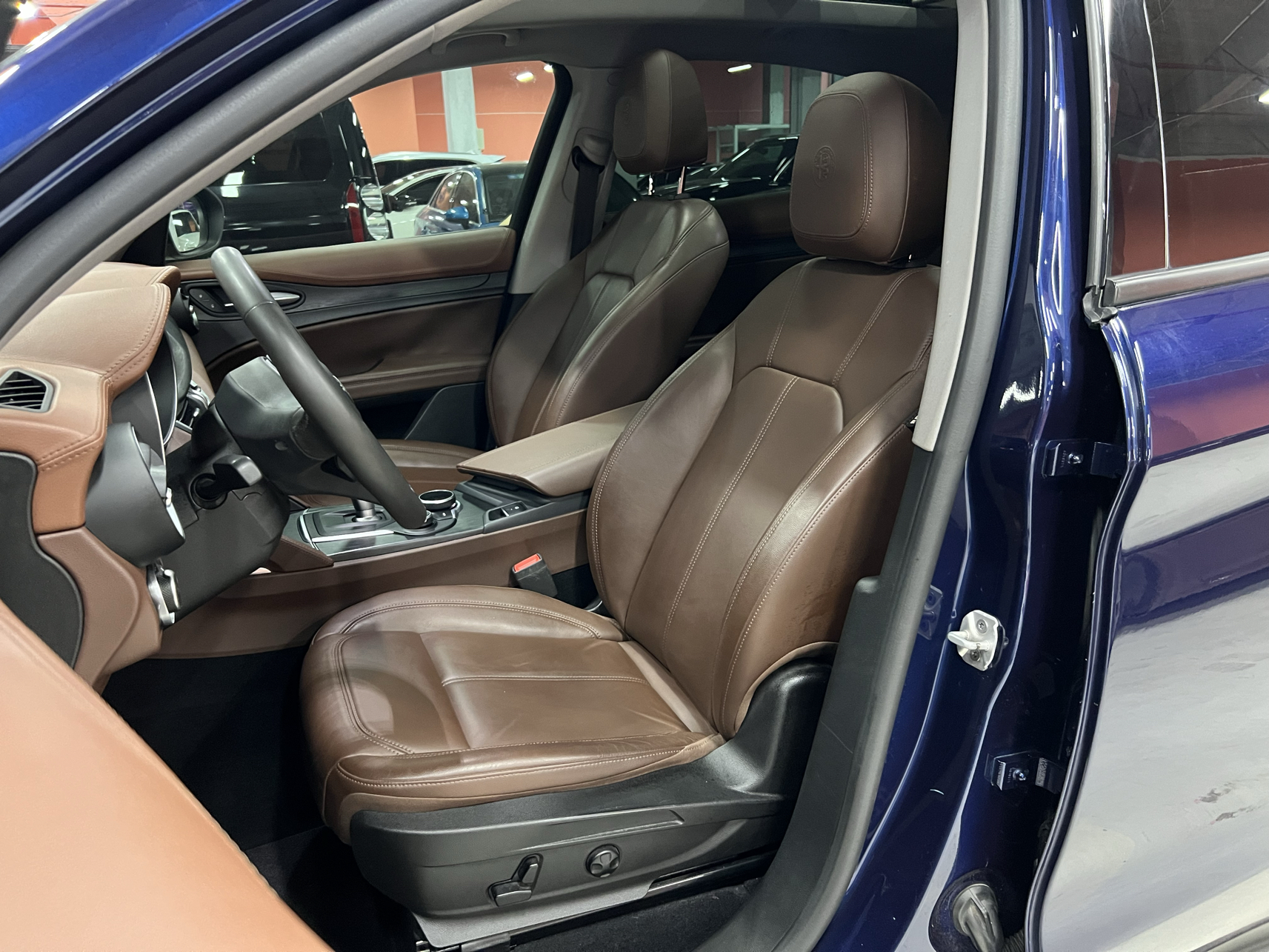 المقاعد الأمامية داخل السيارة