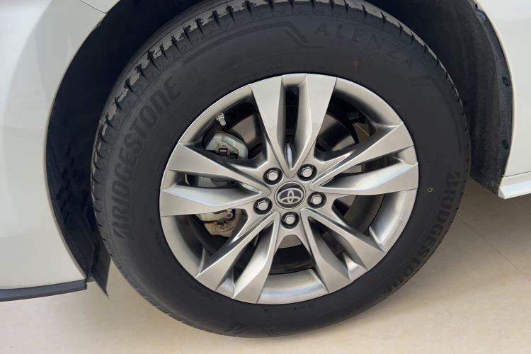 Used Toyota SIENNA 2024 2.5L Hybrid Comfort Edition Left Front Wheel Hub