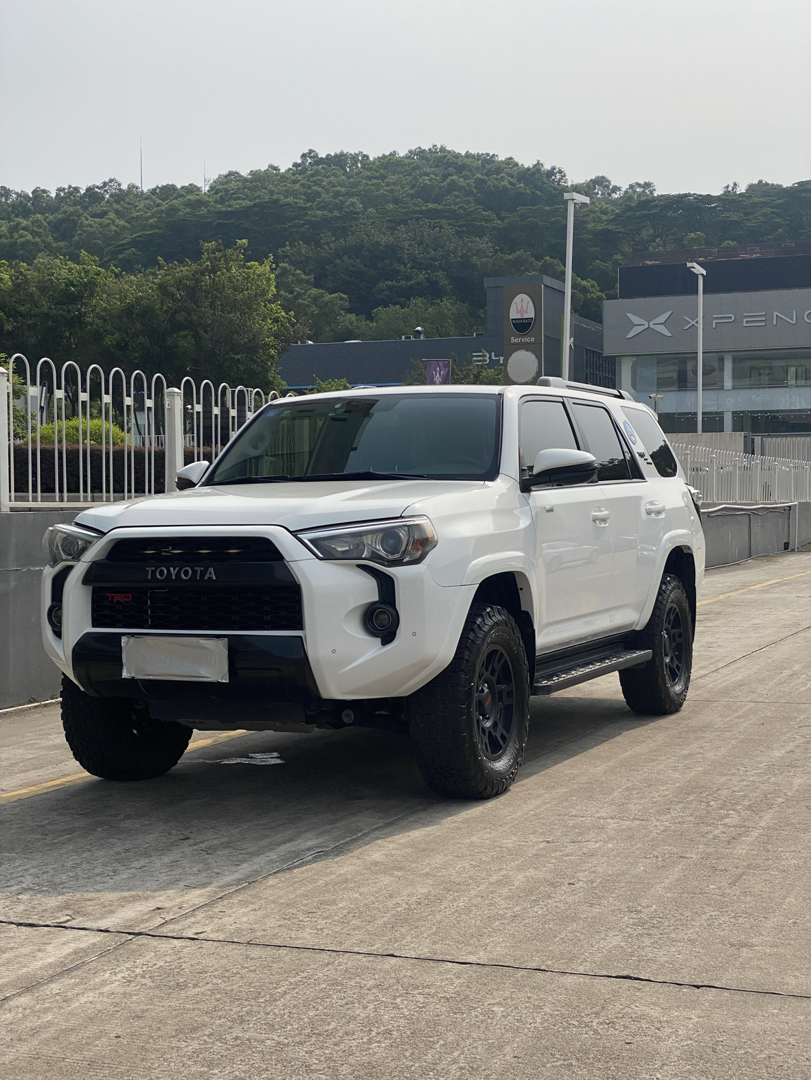 Под передней частью автомобиля