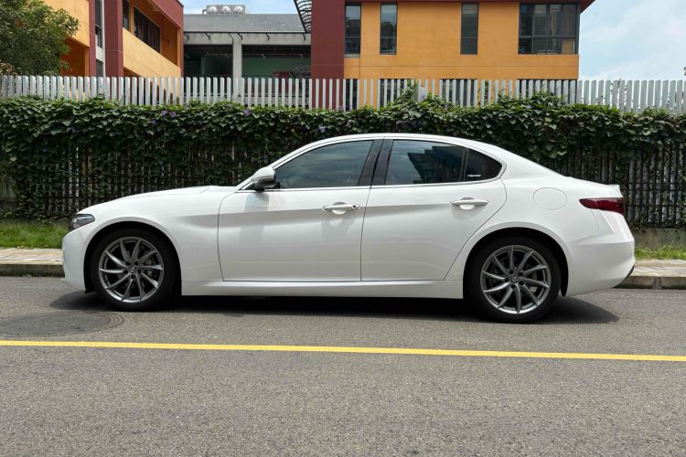 Used Alfa Romeo Giulia 2017 2.0T 200HP Luxury Edition
