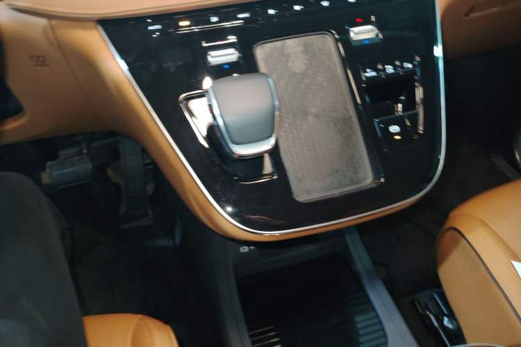 Used Hongqi HQ9 PHEV 2024 2.0T Four-Wheel Drive Luxury Edition Gear Lever