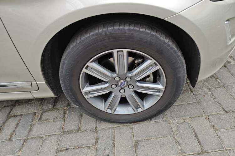 Used Volvo XC60 2017 T5 AWD Smart Range Edition Right Front Wheel Hub