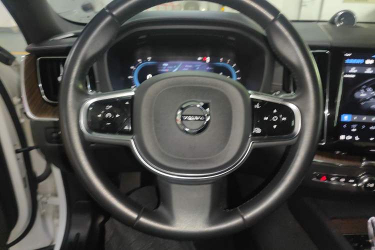 Used Volvo XC60 2022 B5 4x4 Smart Luxury Edition Steering Wheel