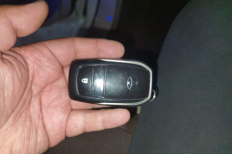 Used Toyota Land Cruiser 2018 4.0 GX-R Eight Cylinders No Winch Outboard Mount Middle East Vehicle Key