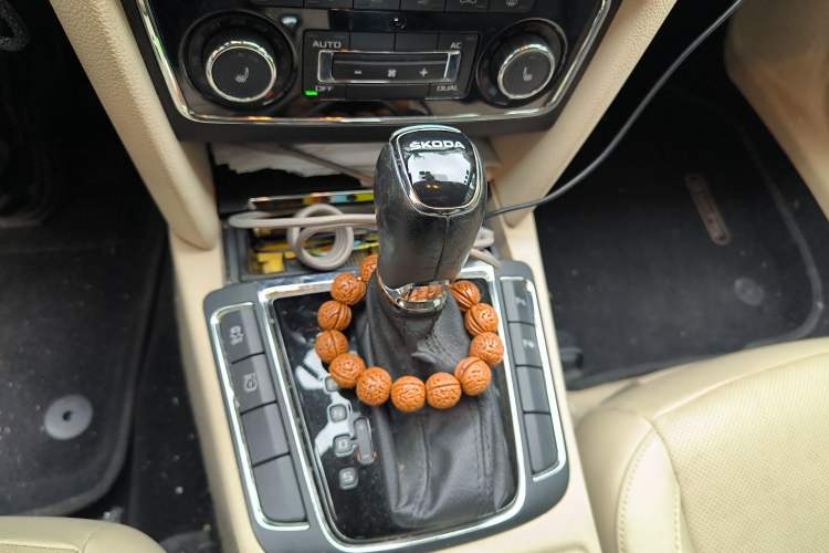 Used Skoda Superb 2013 1.8TSI Automatic Yashi Edition Gear Lever