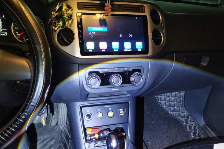 Used Volkswagen Tiguan 2017 300TSI Automatic Two-Wheel Drive Silk Road Luxury Edition Audio And AC Panel