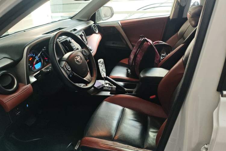 Used Toyota RAV4 2015 2.5L Automatic 4x4 Elite Edition Left Front Seat