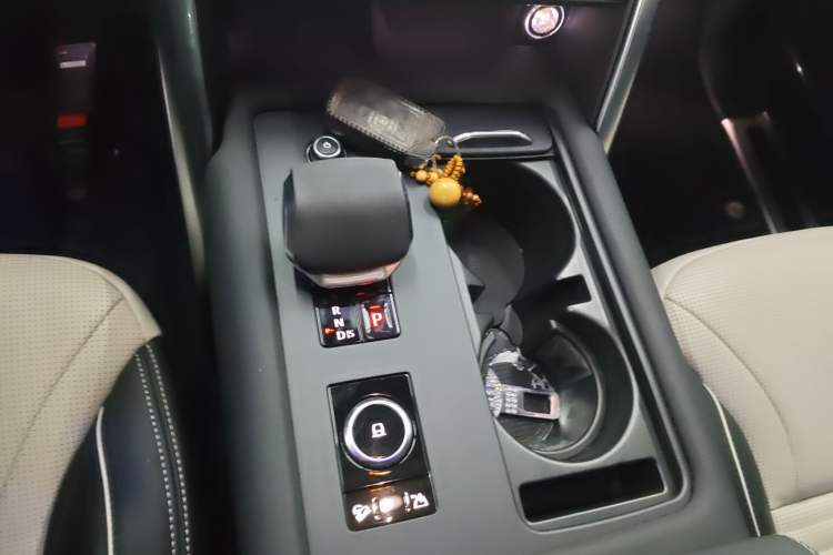 Used Land Rover Discovery 2021 360 PS R-Dynamic HSE Gear Lever