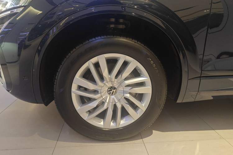 Used Volkswagen Touareg 2025 2.0 TSI Sharp Edition Left Front Wheel Hub