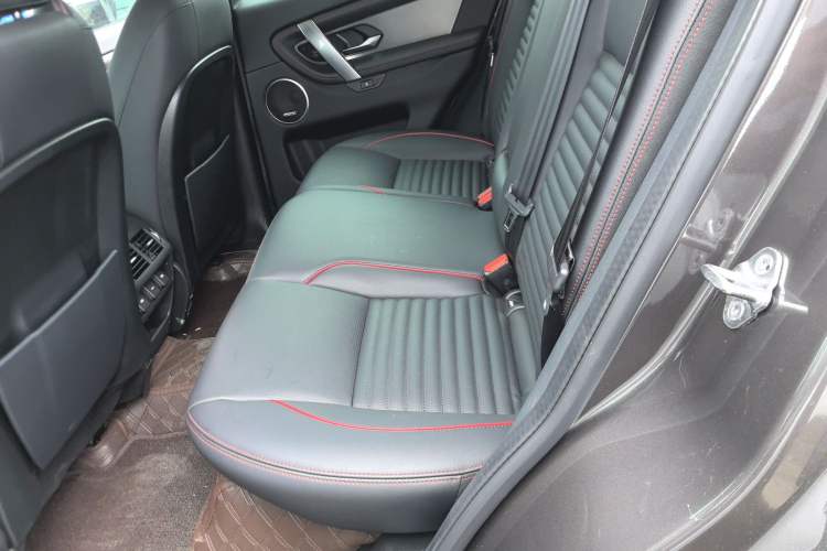 Used Land Rover Discovery Sport 2022 249 PS Metropolitan Edition 5 Seats Left Rear Seat