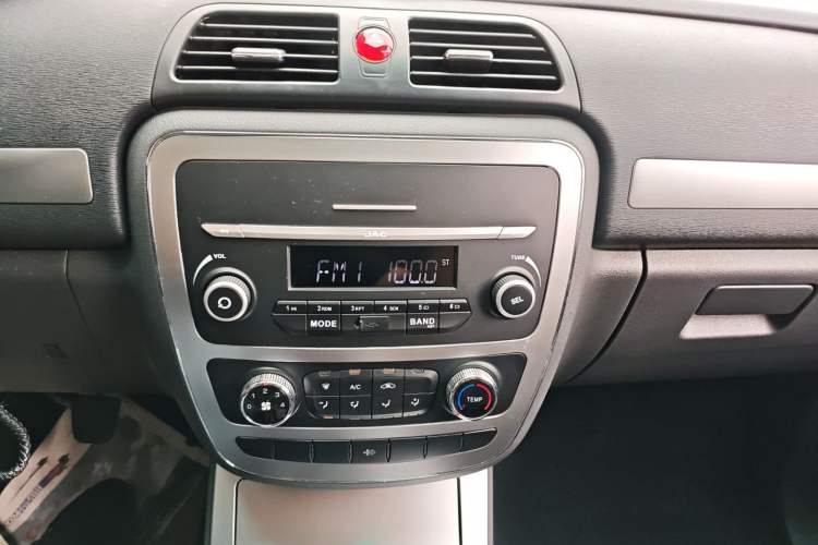 Used JAC Group T6 2022 2.0T Diesel Two-Wheel Drive Engineering Version with Long Wheelbase Audio And AC Panel