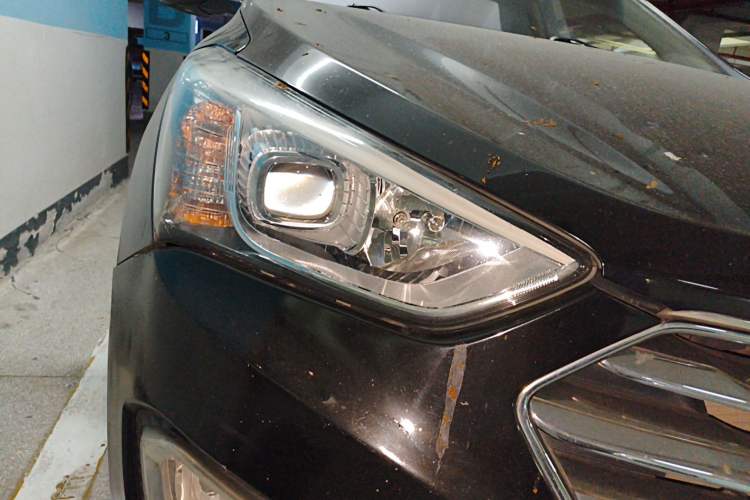 Used Hyundai Grand SantaFe 2013 3.0L 7-Seater Four-Wheel-Drive Comfort Edition Right Front Headlight