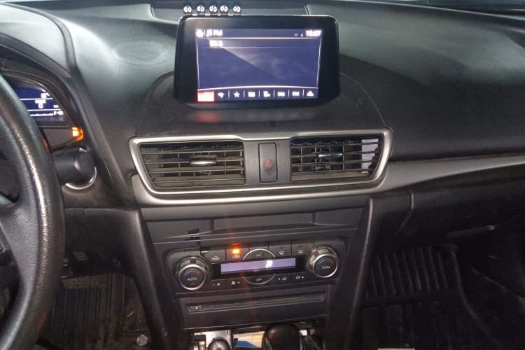 Used Mazda 3 Axela 2019 Cloud-Controlled Sedan 1.5L Automatic Luxury Model China VI Standard Audio And AC Panel