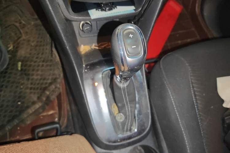 Used Buick Encore 2014 1.4T Automatic Two-Wheel Drive Urban Elite Model Gear Lever