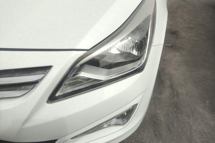 Used Hyundai Verna (older generation) 2014 1.4L Automatic Smart GLS Left Front Headlight