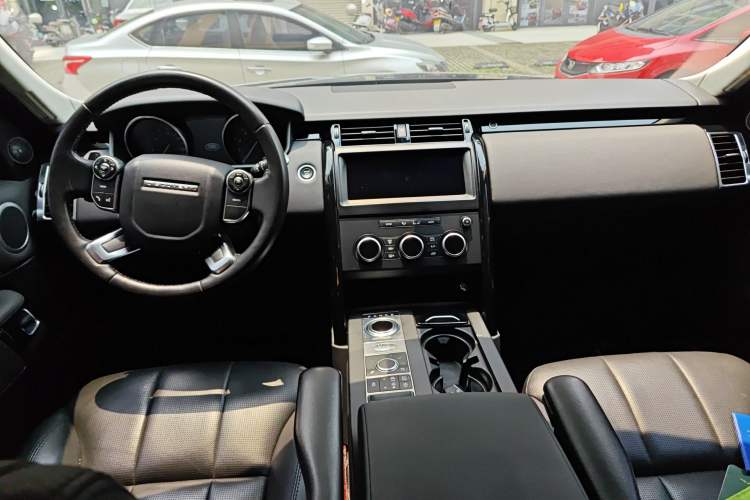 Used Land Rover Discovery 2017 3.0 SC V6 SE Center Console