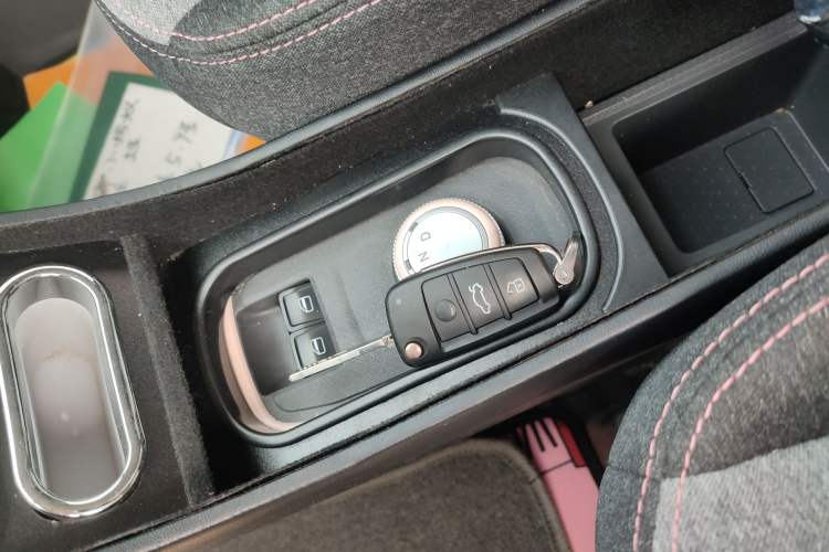 Used Chery QQ Ice Cream 2022 170km Sundae Phosphate Lithium-Ion Interior 1