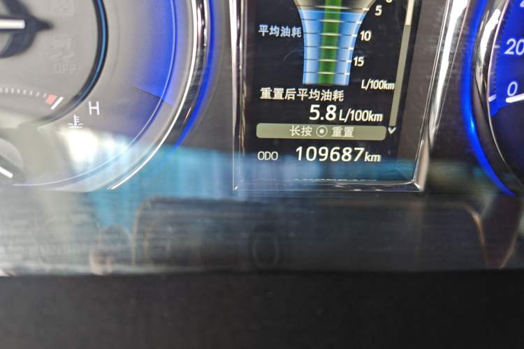 Used Toyota Camry 2016 Dual-Engine 2.5 HG 10th Anniversary Deluxe Navigation Edition Odometer Close Up