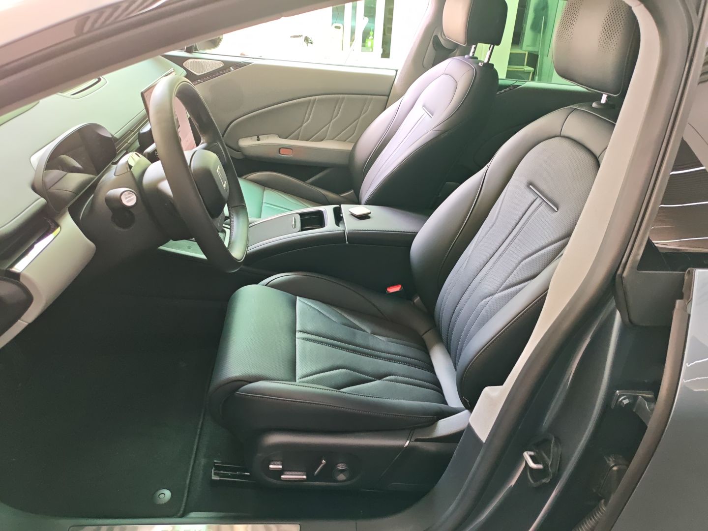 Переднее сиденье в автомобиле