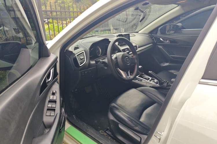 Used Mazda 3 Axela 2014 Sedan 1.5L Automatic Luxury Model