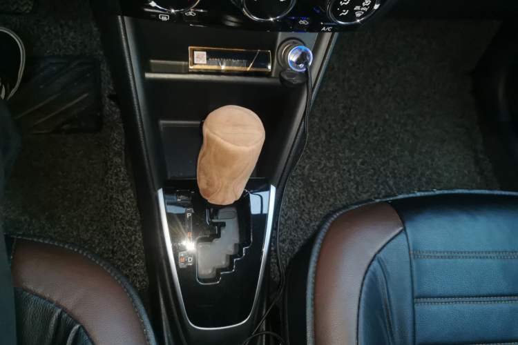 Used Toyota YARiS L Zhi Xuan 2016 Revised Version 1.5G CVT with Dynamic Sunroof Gear Lever