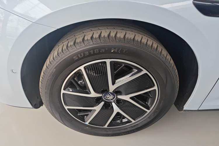 Used BYD Qin L 2025 DM-i Smart Drive 120KM Superior Model Left Front Wheel Hub