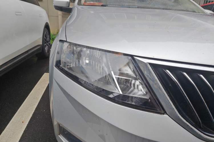 Used Skoda Rapid 2018 1.6L Manual Comfort Edition Right Front Headlight