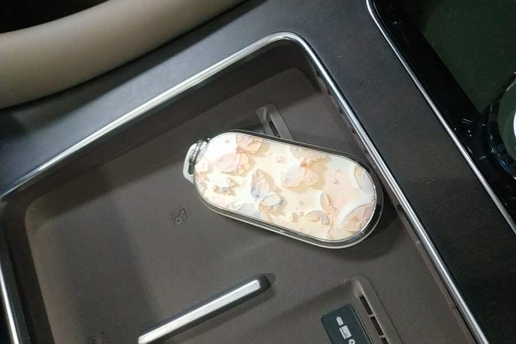 Used Hima AITO M9 2025 Extended-Range Max Version 52 kWh 6-Seater Edition Vehicle Key