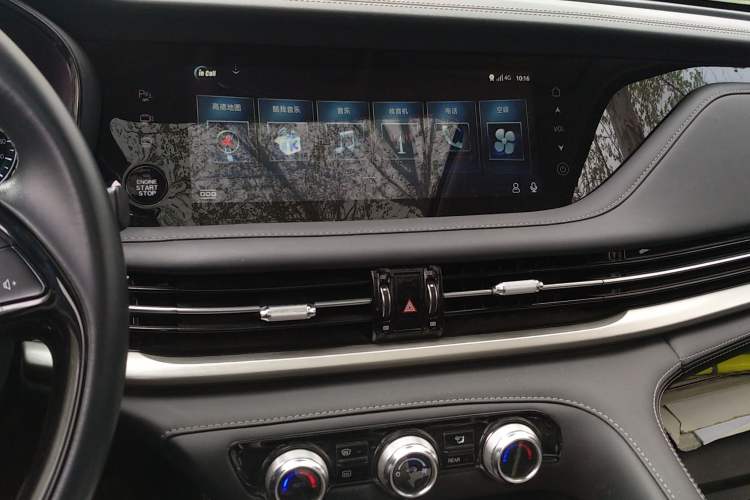 Used CHANGAN CS95 2021 2.0T Four-Wheel Drive Luxury Version Audio And AC Panel