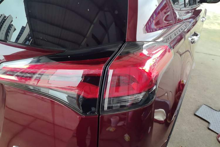 Used Toyota RAV4 2016 2.0L CVT Two-Wheel Drive Fashion Edition China V Standard Exterior 1