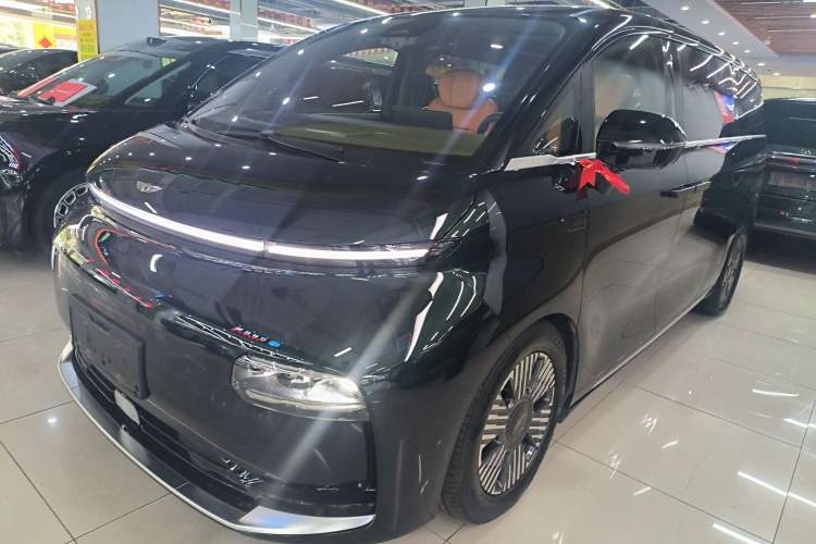 Used Geely Galaxy LEVC L380 2024 140-Degree 6-Seater All-Wheel-Drive Ultra