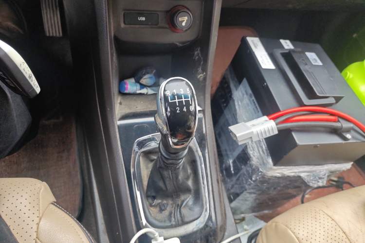 Used Baojun 310W 2017 1.5L Manual Fashion Model China V Gear Lever