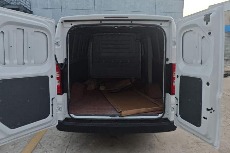 Used Wuling Yangguang 2024 300km Comfort Version with Sealed Windows 75kW
