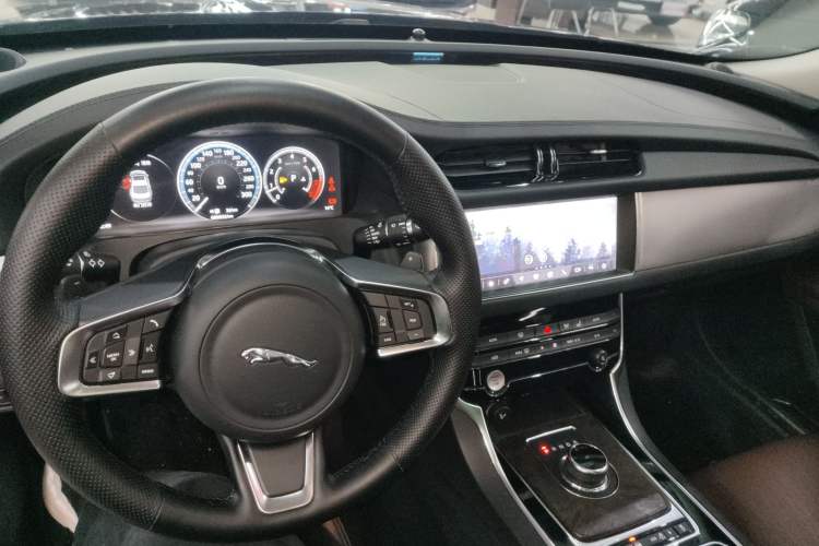 Used Jaguar XFL 2019 XFL 2.0T 250 PS Two-Wheel-Drive Luxury Edition