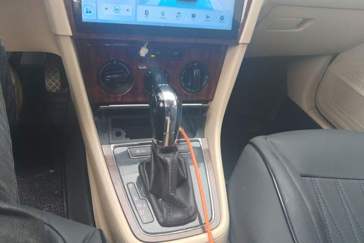 Used Volkswagen Lavida 2013 1.4TSI DSG Comfort Edition Gear Lever